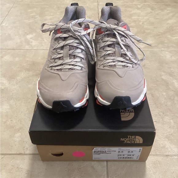 NIB Women’s North Face Vectiv Exploris Futurelight Hiking Sneakers, Size 8.5 - Picture 2 of 9